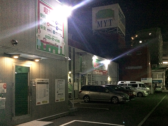 夜間でも明るい店舗で、安心してご利用いただけます。