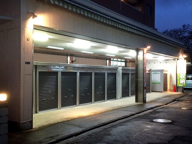 夜間でも明るい店舗で、安心してご利用いただけます。