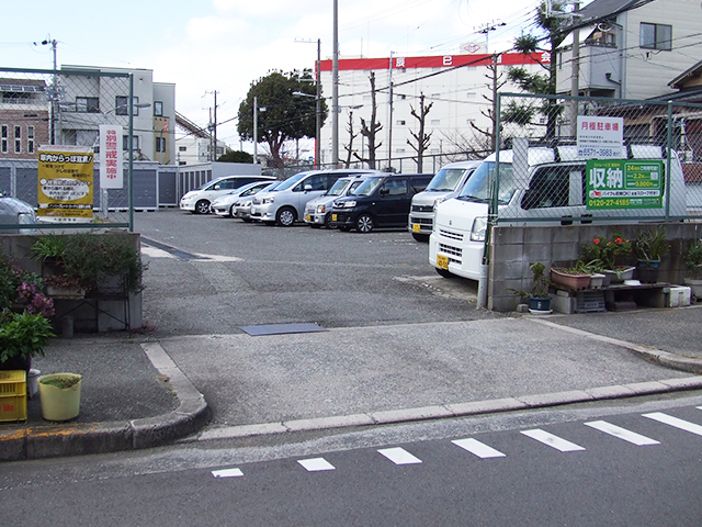 店舗入口　月極駐車場の奥になります。